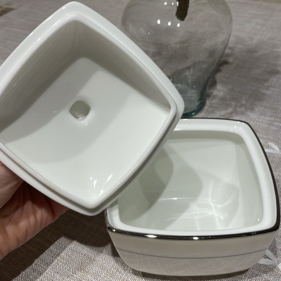 Mikasa Paltinum Matrix Sugar Bowl White Ceramic Sugar Bowl with Lid - Picture 2 of 2